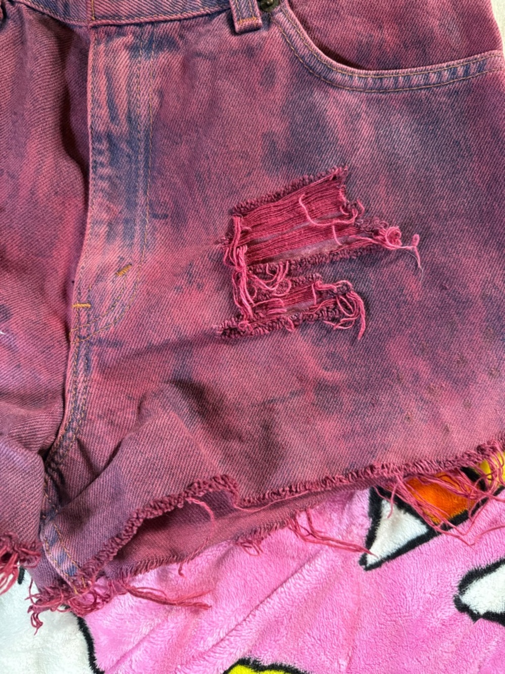 Distressed High-Waist Denim Shorts burgundy - Picture 4 of 9